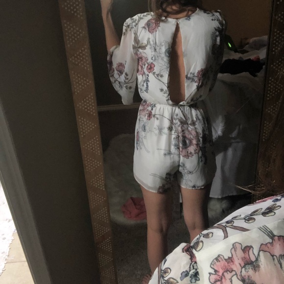 Floral romper with bell sleeves size small - Picture 3 of 8